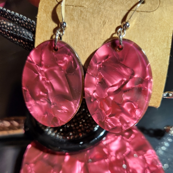 Elegant Pink and Black Pendant Necklace with Earrings Set - Picture 4 of 17